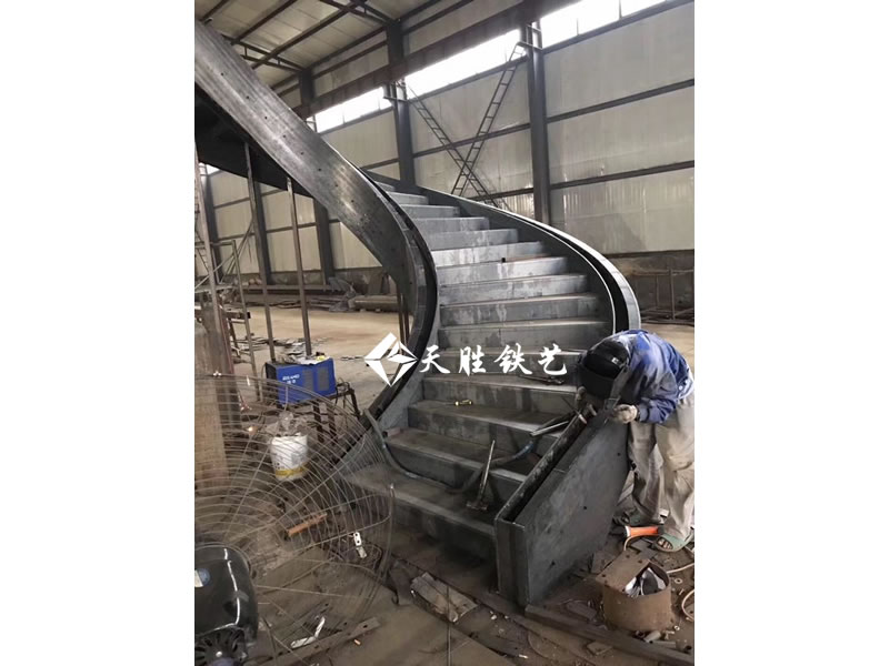 鋼架樓梯